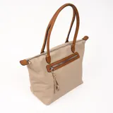 Bolso tipo tote color beige con detalles en marrón, cierre superior y bolsillo externo con cierre.