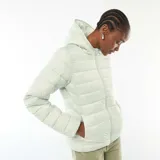 Campera ligera acolchada con capucha, de diseño liso y cierre frontal con cremallera. Presenta un acabado acolchado horizontal y ajuste entallado.