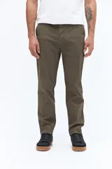 Pantalón chino clásico de hombre, color verde militar, con corte regular, pasacinto y confeccionado en algodón con elastano.