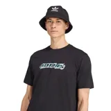 Remera negra de mangas cortas con el logo de Adidas estampado en el pecho con efecto 3D en celeste y blanco.