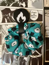 Scrunchie de tela color aguamarina con estampado de gatos blancos y negros inspirados en los personajes Gojo y Geto del anime Jujutsu Kaisen.