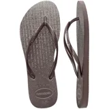 Chancletas Havaianas modelo Slim Gloss color gris con acabado brillante con purpurina y tiras finas texturizadas.