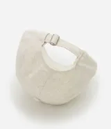 Gorra de béisbol color beige, con visera curva y ajuste trasero con hebilla. Confeccionada en tejido slub de lino y viscosa, que le da una textura rústica.