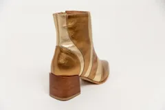 Botas cortas de cuero color dorado y plateado, con taco cuadrado de madera.
