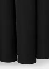 Vestido midi negro con escote bote de hombros caídos y diseño evasé, sin mangas.