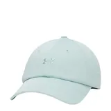 Gorra deportiva Under Armour con visera curva, confeccionada en tejido técnico transpirable de color celeste. Presenta el logo de la marca bordado en el frente y cierre ajustable en la parte posterior.