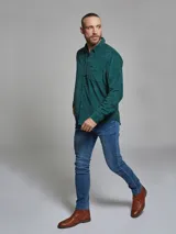 Camisa de manga larga color verde esmeralda, confeccionada en pana de algodón.