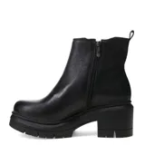 Botas tipo Chelsea de cuero negro con paneles elásticos laterales, suela track de plataforma y taco cuadrado.