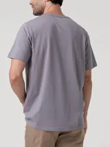 Remera de manga corta RKF color lila, confeccionada en mezcla de algodón y poliéster reciclado, con cuello redondo, bolsillo ojal en el pecho y detalle de bordado del logo de la marca.