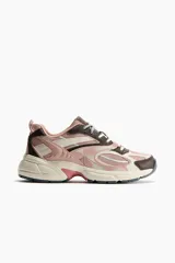 Calzado deportivo de diseño chunky, confeccionado en malla rosada con revestimientos en tonos marrón, beige y blanco. Cuenta con cierre de cordones, trabilla en la parte trasera y suela gruesa con relieve.