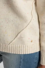 Sweater de tejido de punto color marrón, con cuello redondo, mangas largas y corte oversize. Presenta un detalle de costura decorativa en el frente y terminaciones en rib en cuello, puños y ruedo.