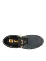 Bota tipo chukka de Caterpillar con plataforma robusta y suela dentada. Presenta un diseño de caña media en color negro mate con detalles de marca en dorado en el lateral y la lengüeta, además de ojales metálicos dorados.