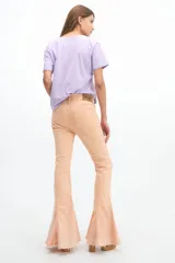 Jean corte Oxford de tiro medio, color blanco, con costuras verticales decorativas en el frente y ruedo acampanado.