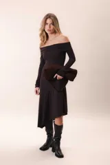 Vestido largo color marrón chocolate, con escote off-shoulder, mangas largas y falda asimétrica.