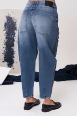 Jean de tiro medio con silueta slouchy y acabado texturado con estampado tipo cocodrilo. Cuenta con cierre frontal, botón metálico y bolsillos funcionales.