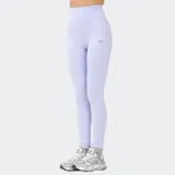 Calza deportiva de tiro alto New Balance, color lila, con ajuste ceñido al cuerpo y logo reflectante en la pierna.