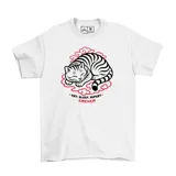Remera blanca de algodón con estampado frontal de un gato durmiendo sobre nubes rojas y la frase 'Eat, Sleep, Repeat' junto a la marca Emexem.