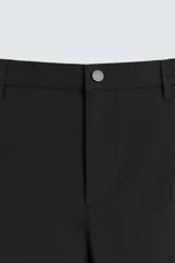 Pantalón de corte slim fit confeccionado en tejido elástico, con cintura elástica, cierre frontal con cremallera y botón, bolsillos laterales y bolsillos traseros de vivo.