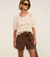 Short de cintura media color crudo, con cinturón de lazo y bolsillos laterales.