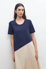 Vestido a la rodilla azul marino y beige, con corte evasé y mangas cortas.