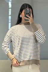 Buzo de tejido de punto con diseño de rayas horizontales en color fucsia y blanco, cuello redondo, mangas largas con puños anchos y ruedo con abertura lateral.