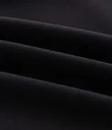 Pantalón de corte wide leg con diseño de sastrería, confeccionado en tejido estructurado con frisos frontales, bolsillos laterales y cierre invisible.