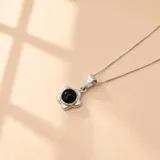 Collar de plata 925 con cadena fina y dije en forma de flor con centro de resina color rojo.
