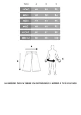 Bermuda baggy de denim negro, de corte ancho y largo por debajo de las rodillas, con diseño de tiro medio y bolsillos clásicos.