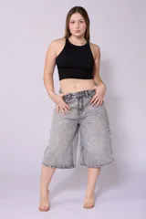 Bermuda de jean gris con brillos, corte ancho a la rodilla.