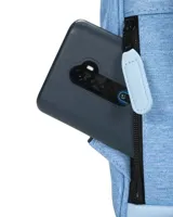 Mochila Cabaia modelo Adventurer en color celeste melange, con diseño de apertura amplia, doble asa superior, bolsillo frontal con cierre y detalles en cuero sintético marrón.