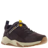 Championes de estilo urbano Caterpillar, confeccionados en gamuza color marrón tierra. Presentan una suela robusta de goma en tono beige y marrón, con detalles de cintas decorativas en amarillo y negro en la lengüeta y laterales.