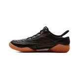 Championes deportivos Skechers Slip-Ins Zinger Evo Off The Pitch, color negro con suela de goma marrón y detalles en blanco. Cuentan con parte superior de piel sintética, cordones elásticos fijos y tecnología Hands Free Slip-ins.