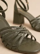 Sandalias de tacón bajo marca Consi, color blanco, con múltiples tiras finas cruzadas en la parte delantera y tira ajustable con hebilla en el tobillo.