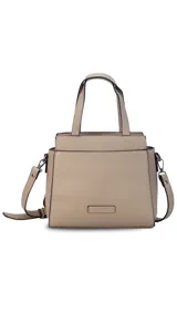 Cartera de mano y hombro color negro, de material símil cuero con textura granulada. Diseño estructurado con asas superiores y correa ajustable y desmontable para llevar cruzada. Presenta un pequeño aplique rectangular con logo en la parte frontal inferior.