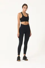 Top deportivo negro con espalda cruzada, elástico inferior y tiras regulables con logo Basset.