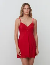 Chemise corta negra de seda fría, marca Montelle, con breteles finos regulables y apliques de encaje en el escote en V y el ruedo.