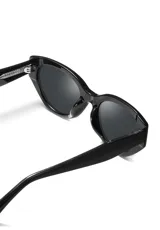 Lentes de sol con montura azul traslúcido y lentes grises.