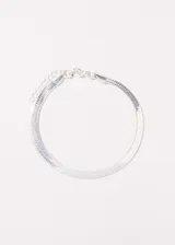 Pulsera plateada de acero quirúrgico hipoalergénico con eslabones planos tipo serpiente.