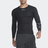 Remera de compresión de manga larga, color negro, con cuello redondo y logo 2XU en el pecho. Presenta detalles reflectantes en forma de 'X' en los antebrazos.
