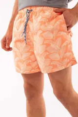 Short de baño azul con franjas horizontales en celeste y azul claro. Cuenta con cintura elástica ajustable con cordón, dos bolsillos laterales y uno trasero.