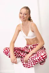 Conjunto de pijama de dos piezas, color verde menta con estampado de cuadros irregulares en blanco. Incluye camisa de manga larga con botones y pantalón largo con cintura elástica.