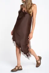 Vestido midi marrón satinado con breteles finos y detalles de encaje en escote y ruedo.