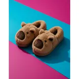 Pantuflas cerradas de peluche color beige con diseño de capibara, incluyendo orejas y nariz bordada. Cuentan con suela antideslizante.