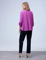 Blusa texturada color violeta, marca Ruby Rd. Tiene cuello a la base con escote en V y mangas largas con largo regulable.