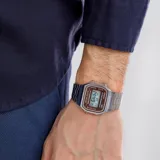 Reloj digital Casio modelo A168WA-5AYDF con caja de 33mm, brazalete de acero inoxidable plateado y esfera de color marrón con iluminación.