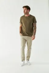 Remera de algodón de corte regular, con cuello redondo, manga corta y logo bordado en el pecho.