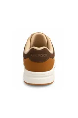 Zapatilla urbana con combinación de tonos tostado, marrón y beige, acordonada, con suela deportiva blanca y cuello acolchado.