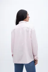 Camisa celeste de algodón con cuello solapa clásico, manga larga con puños abotonados, calce relaxed y bolsillo cuadrado en el pecho.