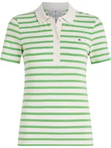 Chomba de piqué de algodón orgánico elástico, con diseño a rayas horizontales verdes y blancas, cuello tipo polo, cartera de cinco botones y corte slim.