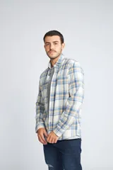 Camisa de viyela a cuadros color ladrillo, azul y blanco, de corte slim fit, manga larga, con bolsillo en el pecho y logo bordado.